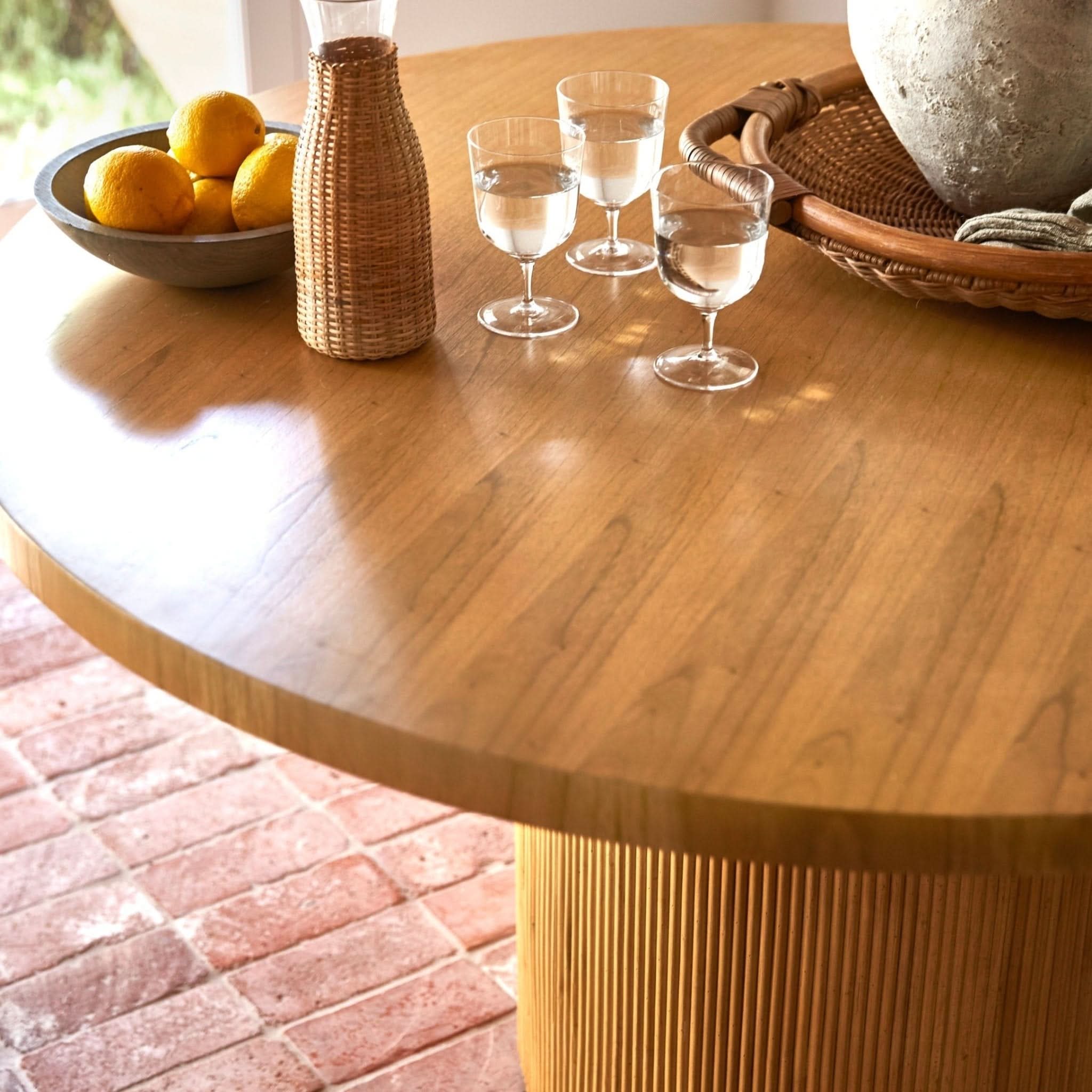 Table de salle à manger ronde - sophistiquée et riche en caractère, cette table de salle à manger ronde allie un style épuré à un esprit organique.
