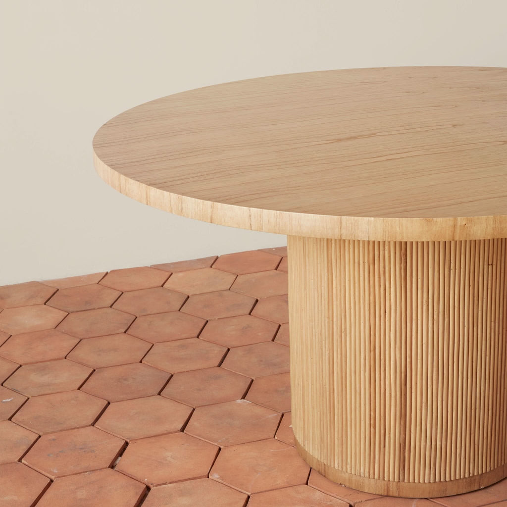 Table de salle à manger ronde - sophistiquée et riche en caractère, cette table de salle à manger ronde allie un style épuré à un esprit organique.