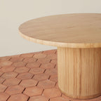 Table de salle à manger ronde - sophistiquée et riche en caractère, cette table de salle à manger ronde allie un style épuré à un esprit organique.