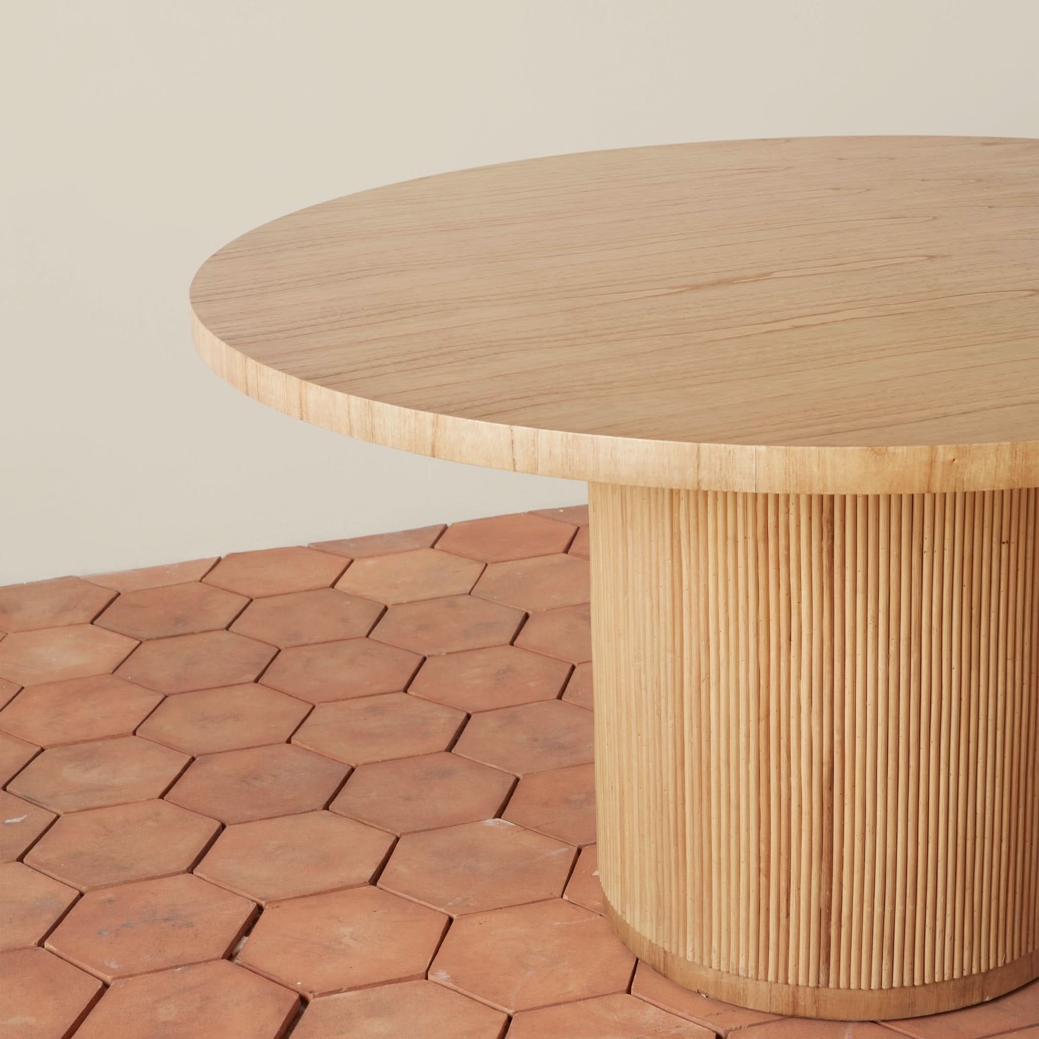 Table de salle à manger ronde - sophistiquée et riche en caractère, cette table de salle à manger ronde allie un style épuré à un esprit organique.