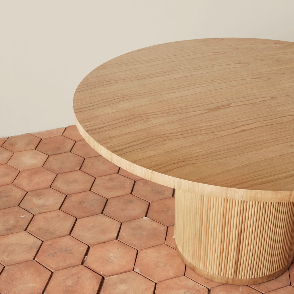 Table de salle à manger ronde - sophistiquée et riche en caractère, cette table de salle à manger ronde allie un style épuré à un esprit organique.