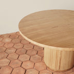 Table de salle à manger ronde - sophistiquée et riche en caractère, cette table de salle à manger ronde allie un style épuré à un esprit organique.