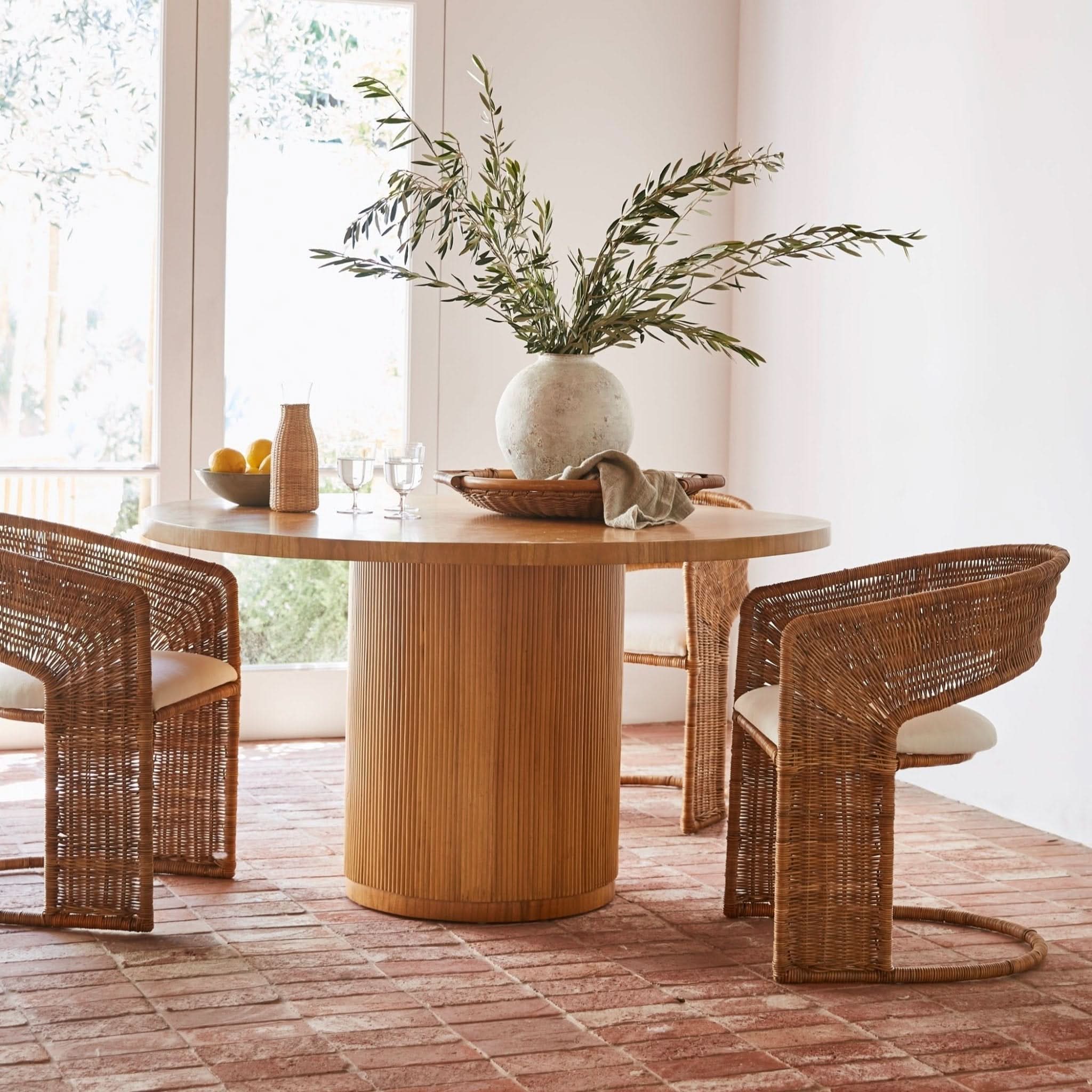 Table de salle à manger ronde - sophistiquée et riche en caractère, cette table de salle à manger ronde allie un style épuré à un esprit organique.