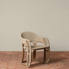 Fauteuil – au milieu des vignes sinueuses de la région viticole, le fauteuil offre une élégance sans effort dans les espaces intérieurs et extérieurs.