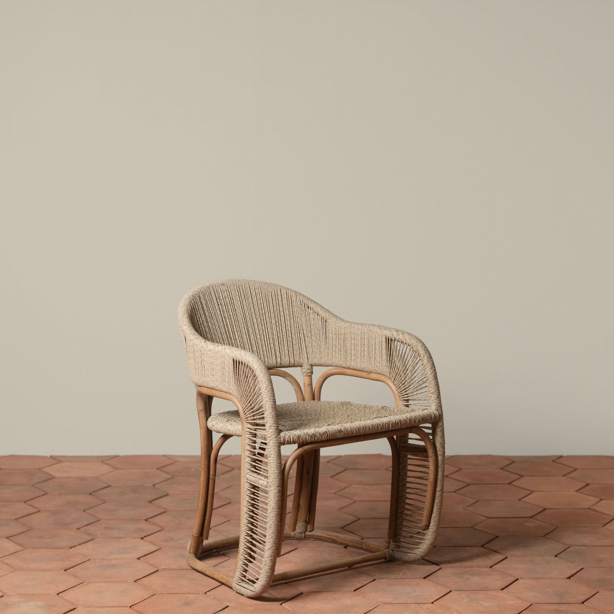 Fauteuil – au milieu des vignes sinueuses de la région viticole, le fauteuil offre une élégance sans effort dans les espaces intérieurs et extérieurs.