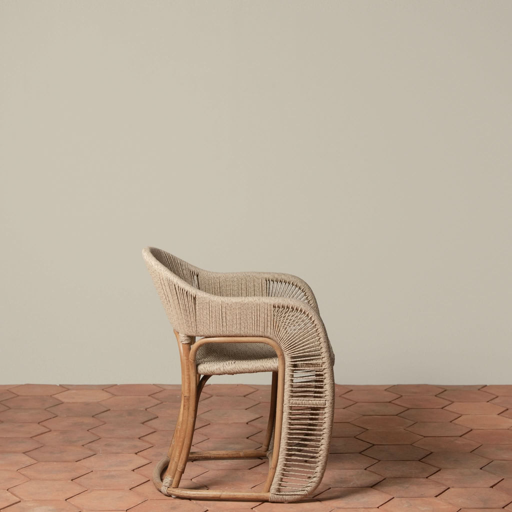 Fauteuil – au milieu des vignes sinueuses de la région viticole, le fauteuil offre une élégance sans effort dans les espaces intérieurs et extérieurs.