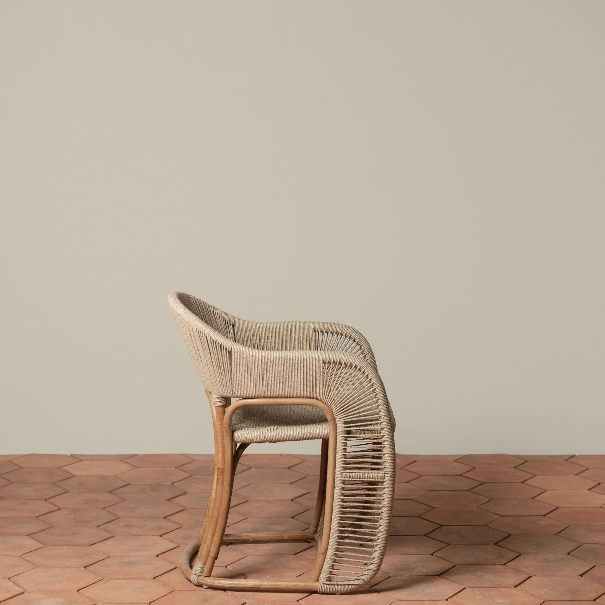 Fauteuil – au milieu des vignes sinueuses de la région viticole, le fauteuil offre une élégance sans effort dans les espaces intérieurs et extérieurs.