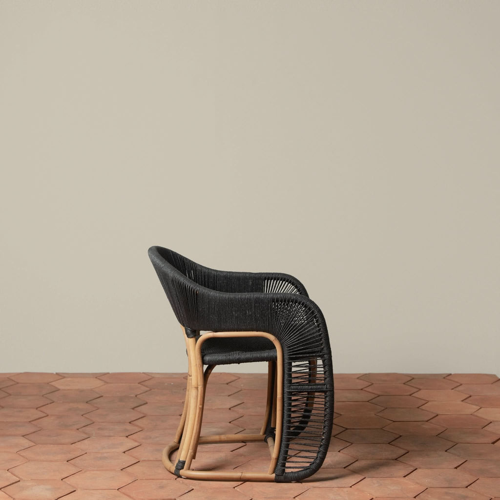 Fauteuil – au milieu des vignes sinueuses de la région viticole, le fauteuil offre une élégance sans effort dans les espaces intérieurs et extérieurs.