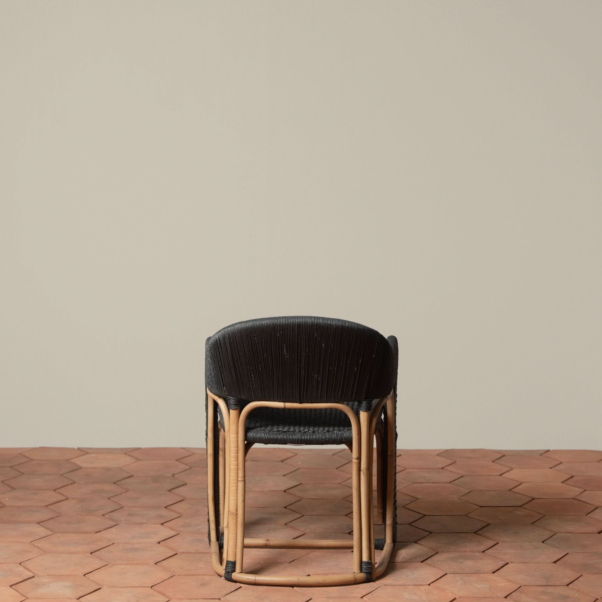 Fauteuil – au milieu des vignes sinueuses de la région viticole, le fauteuil offre une élégance sans effort dans les espaces intérieurs et extérieurs.