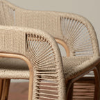 Fauteuil – au milieu des vignes sinueuses de la région viticole, le fauteuil offre une élégance sans effort dans les espaces intérieurs et extérieurs.