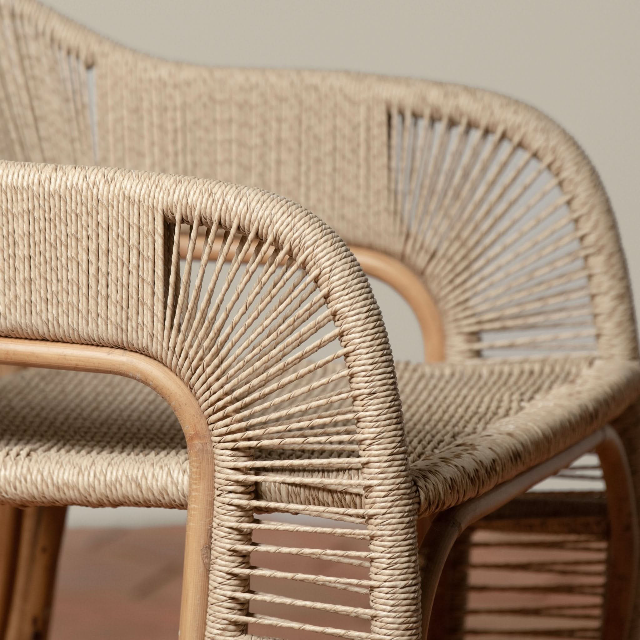Fauteuil – au milieu des vignes sinueuses de la région viticole, le fauteuil offre une élégance sans effort dans les espaces intérieurs et extérieurs.