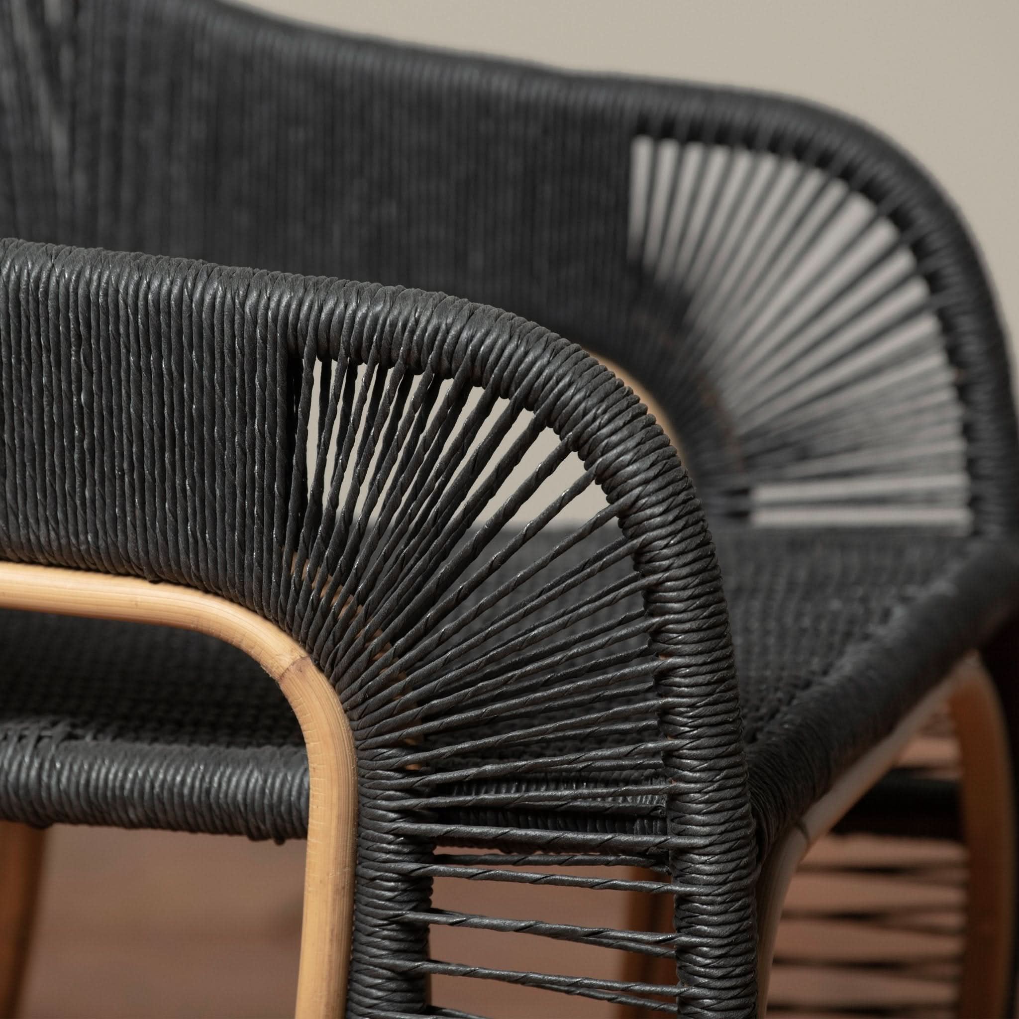 Fauteuil – au milieu des vignes sinueuses de la région viticole, le fauteuil offre une élégance sans effort dans les espaces intérieurs et extérieurs.
