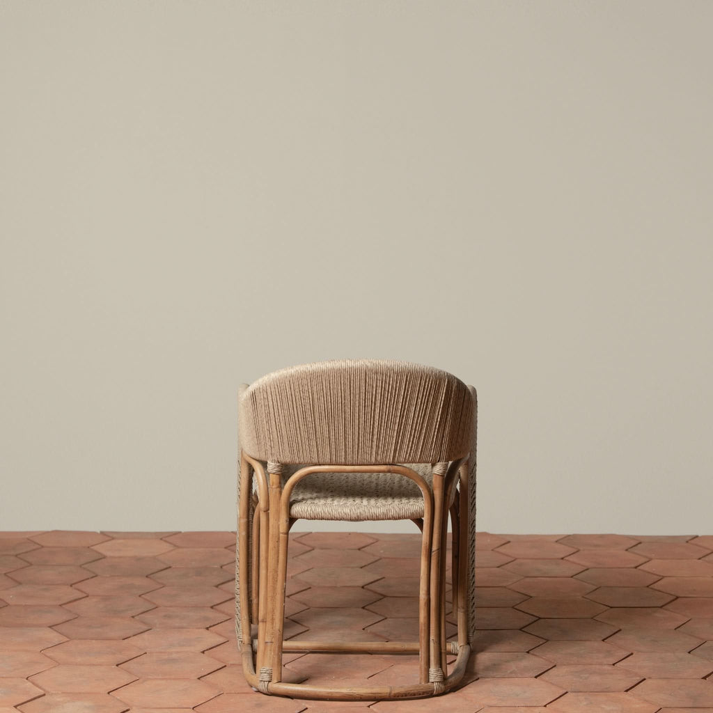 Fauteuil – au milieu des vignes sinueuses de la région viticole, le fauteuil offre une élégance sans effort dans les espaces intérieurs et extérieurs.