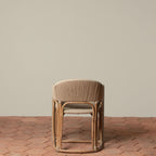 Fauteuil – au milieu des vignes sinueuses de la région viticole, le fauteuil offre une élégance sans effort dans les espaces intérieurs et extérieurs.