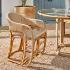 Fauteuil – au milieu des vignes sinueuses de la région viticole, le fauteuil offre une élégance sans effort dans les espaces intérieurs et extérieurs.