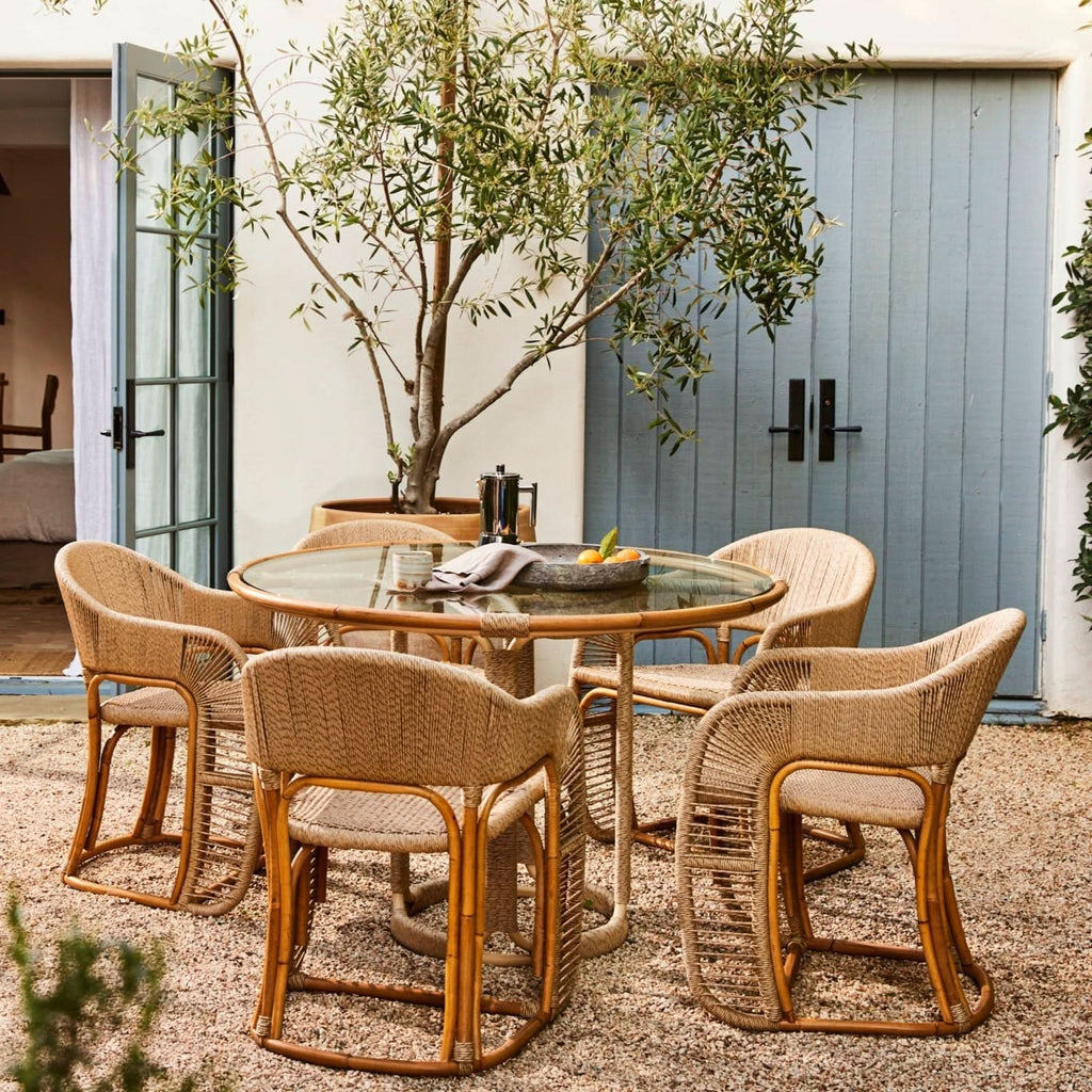 Fauteuil – au milieu des vignes sinueuses de la région viticole, le fauteuil offre une élégance sans effort dans les espaces intérieurs et extérieurs.