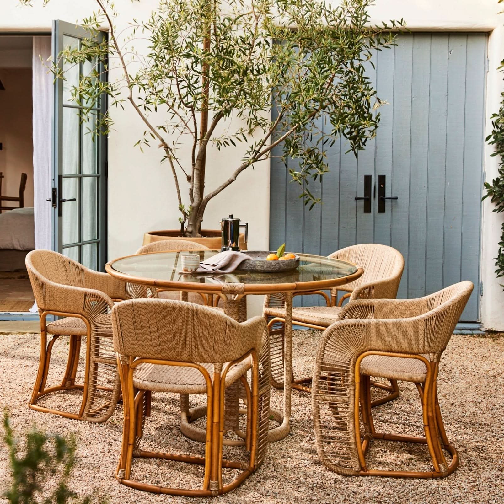 Fauteuil – au milieu des vignes sinueuses de la région viticole, le fauteuil offre une élégance sans effort dans les espaces intérieurs et extérieurs.