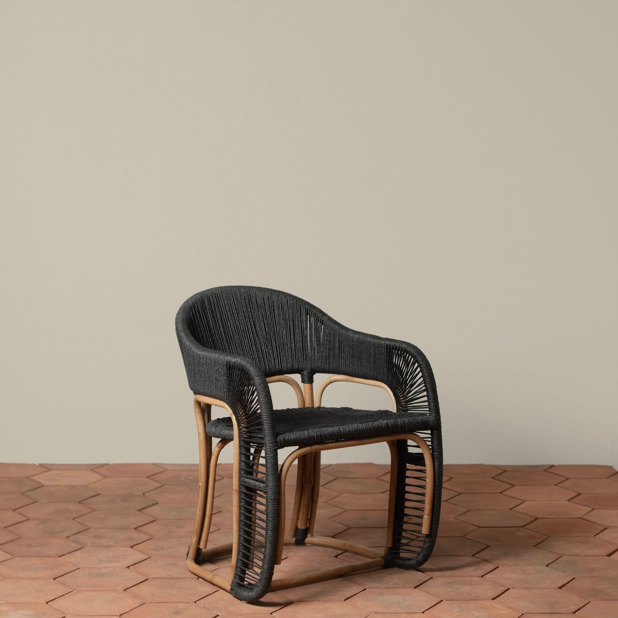 Fauteuil – au milieu des vignes sinueuses de la région viticole, le fauteuil offre une élégance sans effort dans les espaces intérieurs et extérieurs.