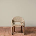 Fauteuil – au milieu des vignes sinueuses de la région viticole, le fauteuil offre une élégance sans effort dans les espaces intérieurs et extérieurs.