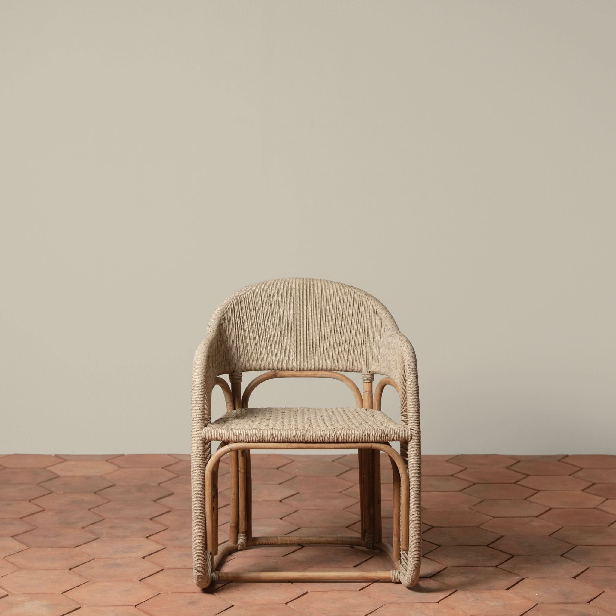 Fauteuil – au milieu des vignes sinueuses de la région viticole, le fauteuil offre une élégance sans effort dans les espaces intérieurs et extérieurs.