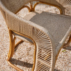 Fauteuil – au milieu des vignes sinueuses de la région viticole, le fauteuil offre une élégance sans effort dans les espaces intérieurs et extérieurs.