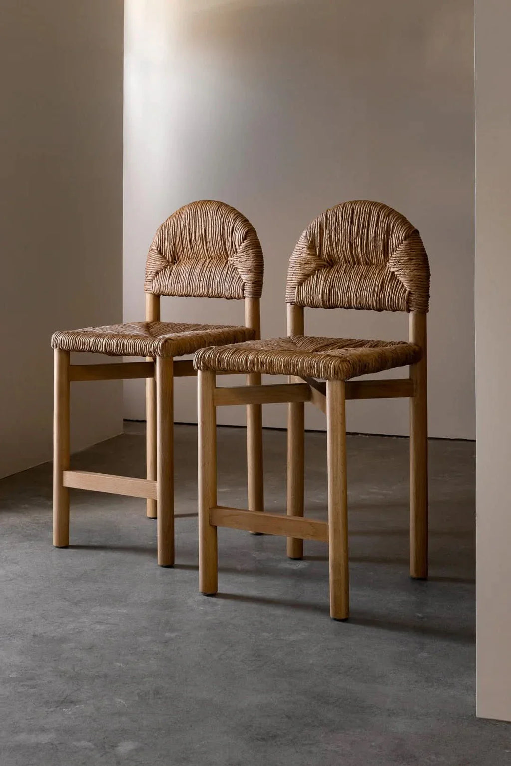 Tabouret de bar - l'architecte qui allie design et confort pour faire chanter un meuble fonctionnel avec la beauté de ses...