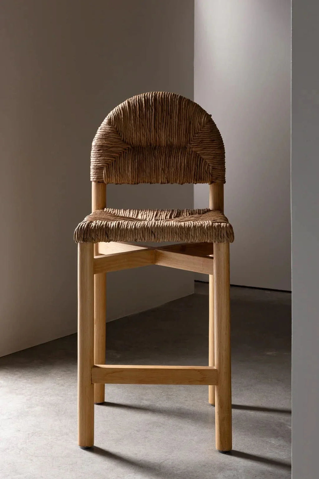 Tabouret de bar - l'architecte qui allie design et confort pour faire chanter un meuble fonctionnel avec la beauté de ses...