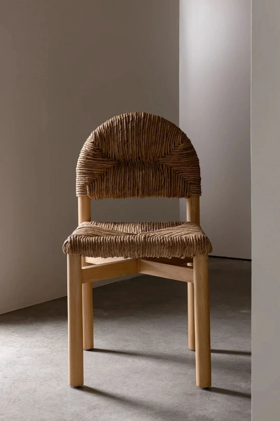Chaise de salle à manger - conçue par l'architecte, la chaise de salle à manger allie design et confort pour faire chanter un meuble fonctionnel avec le...