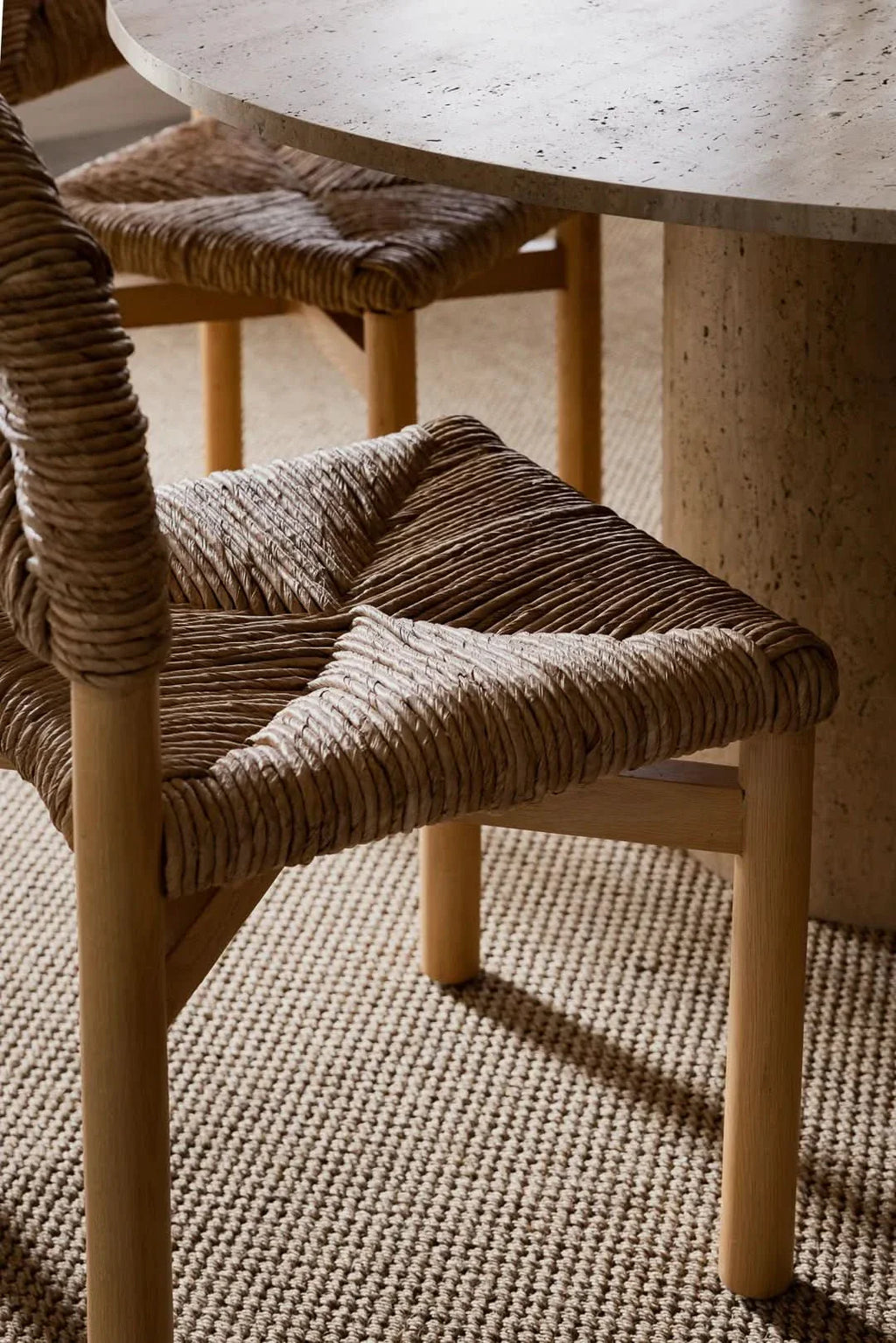 Chaise de salle à manger - conçue par l'architecte, la chaise de salle à manger allie design et confort pour faire chanter un meuble fonctionnel avec le...