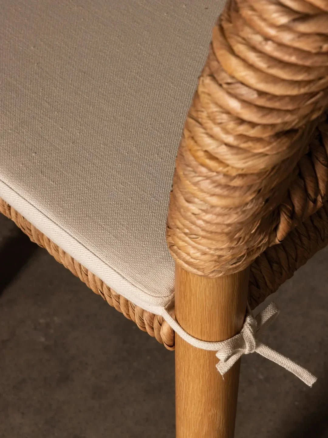 Chaise de salle à manger - conçue par l'architecte, la chaise de salle à manger allie design et confort pour faire chanter un meuble fonctionnel avec le...