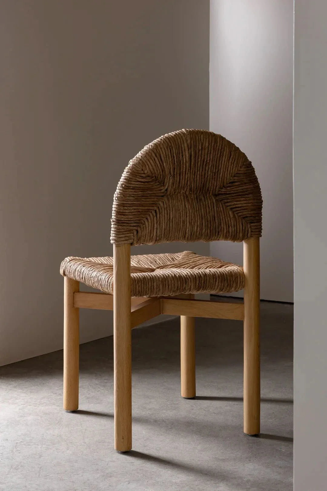 Chaise de salle à manger - conçue par l'architecte, la chaise de salle à manger allie design et confort pour faire chanter un meuble fonctionnel avec le...