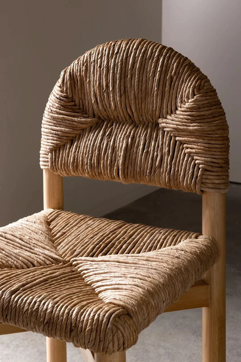 Chaise de salle à manger - conçue par l'architecte, la chaise de salle à manger allie design et confort pour faire chanter un meuble fonctionnel avec le...