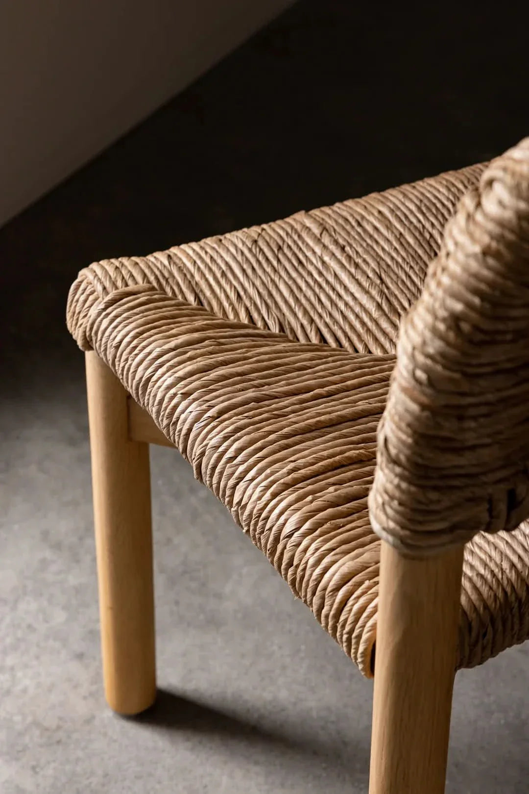 Chaise de salle à manger - conçue par l'architecte, la chaise de salle à manger allie design et confort pour faire chanter un meuble fonctionnel avec le...