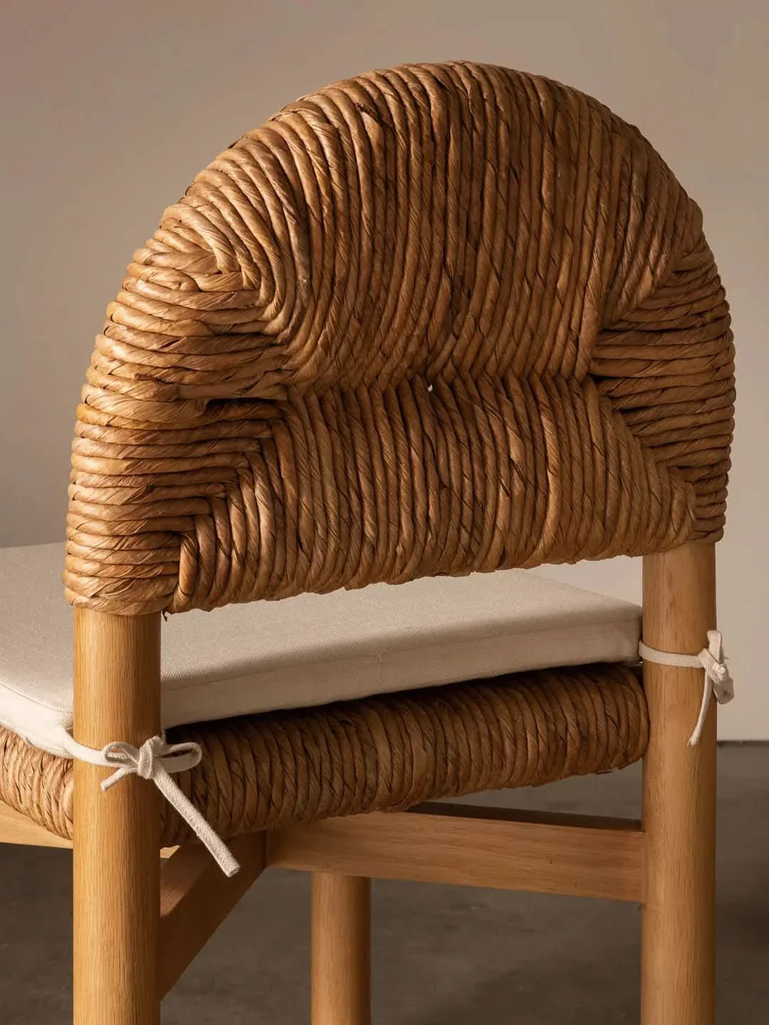 Chaise de salle à manger - conçue par l'architecte, la chaise de salle à manger allie design et confort pour faire chanter un meuble fonctionnel avec le...