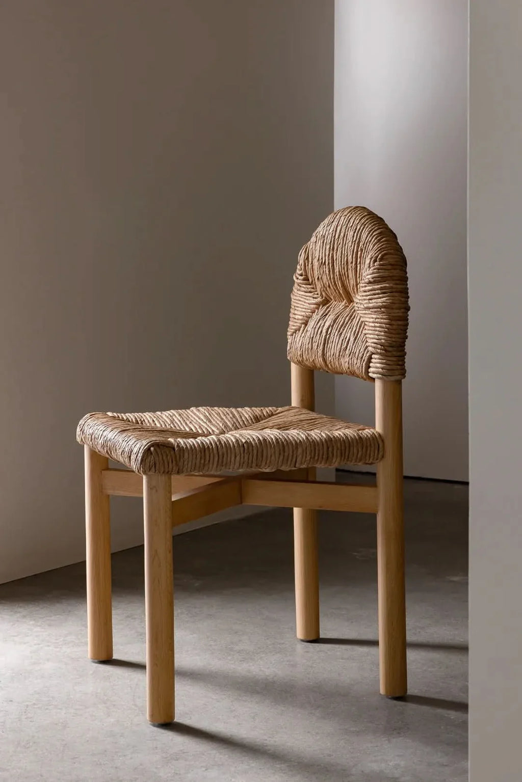 Chaise de salle à manger - conçue par l'architecte, la chaise de salle à manger allie design et confort pour faire chanter un meuble fonctionnel avec le...