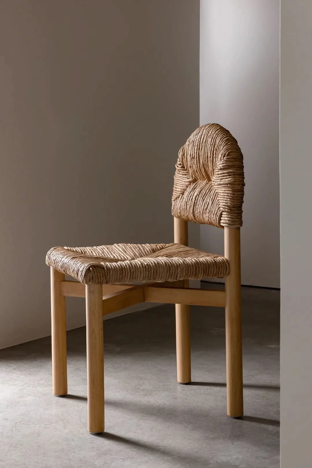 Chaise de salle à manger - conçue par l'architecte, la chaise de salle à manger allie design et confort pour faire chanter un meuble fonctionnel avec le...