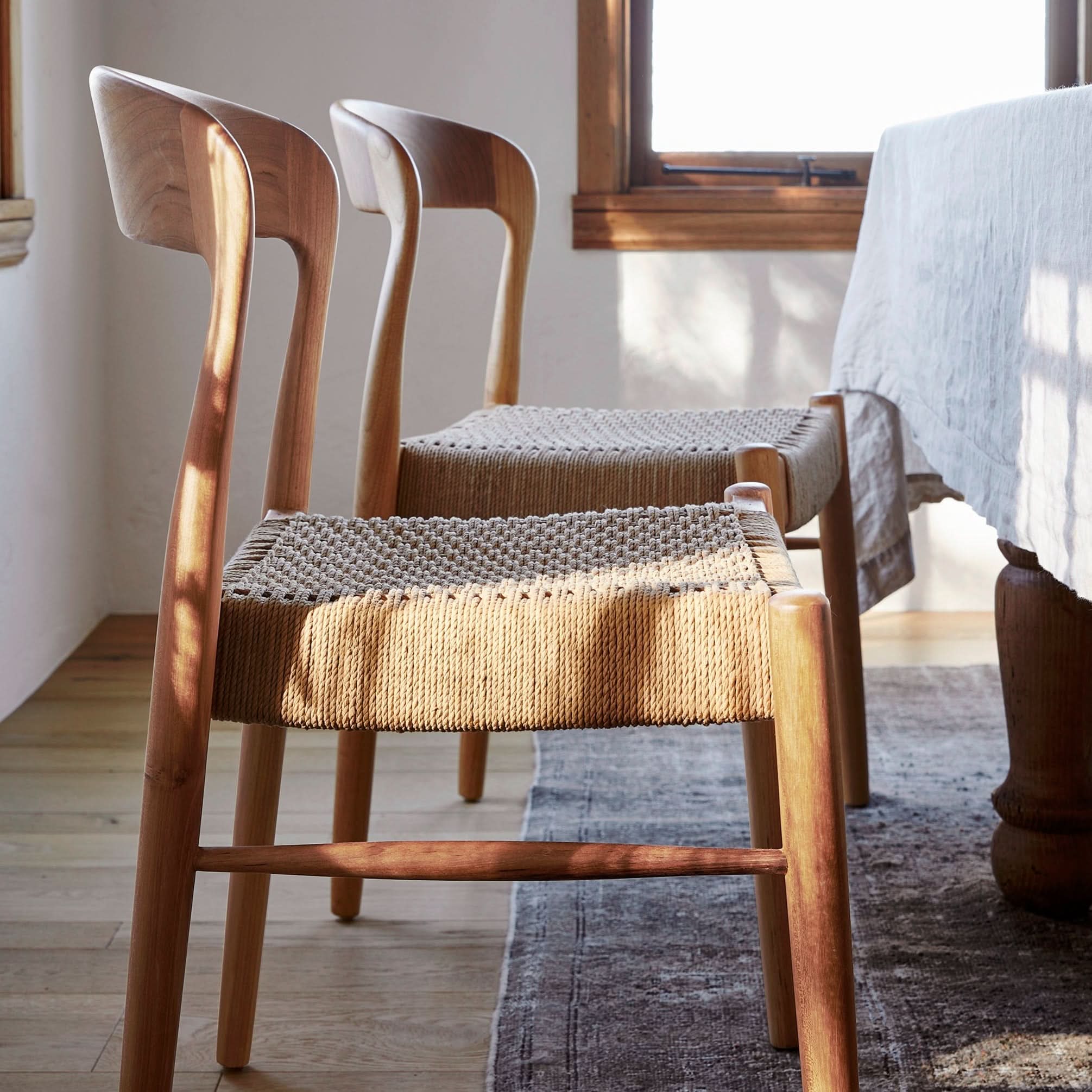 Chaise d'appoint - Disponible en plusieurs finitions, ses lignes sculpturales, son dossier incurvé et son assise généreusement tissée à la main équilibrent forme et texture...