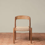 Chaise d'appoint - Disponible en plusieurs finitions, ses lignes sculpturales, son dossier incurvé et son assise généreusement tissée à la main équilibrent forme et texture...