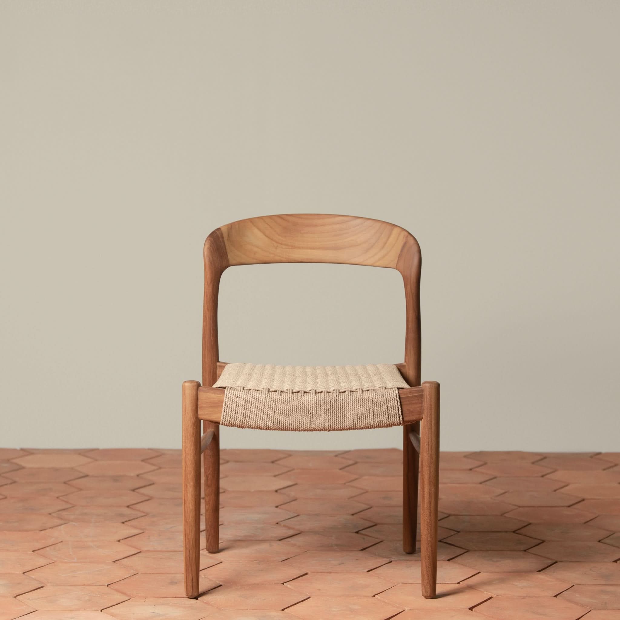 Chaise d'appoint - Disponible en plusieurs finitions, ses lignes sculpturales, son dossier incurvé et son assise généreusement tissée à la main équilibrent forme et texture...