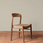 Chaise d'appoint - Disponible en plusieurs finitions, ses lignes sculpturales, son dossier incurvé et son assise généreusement tissée à la main équilibrent forme et texture...