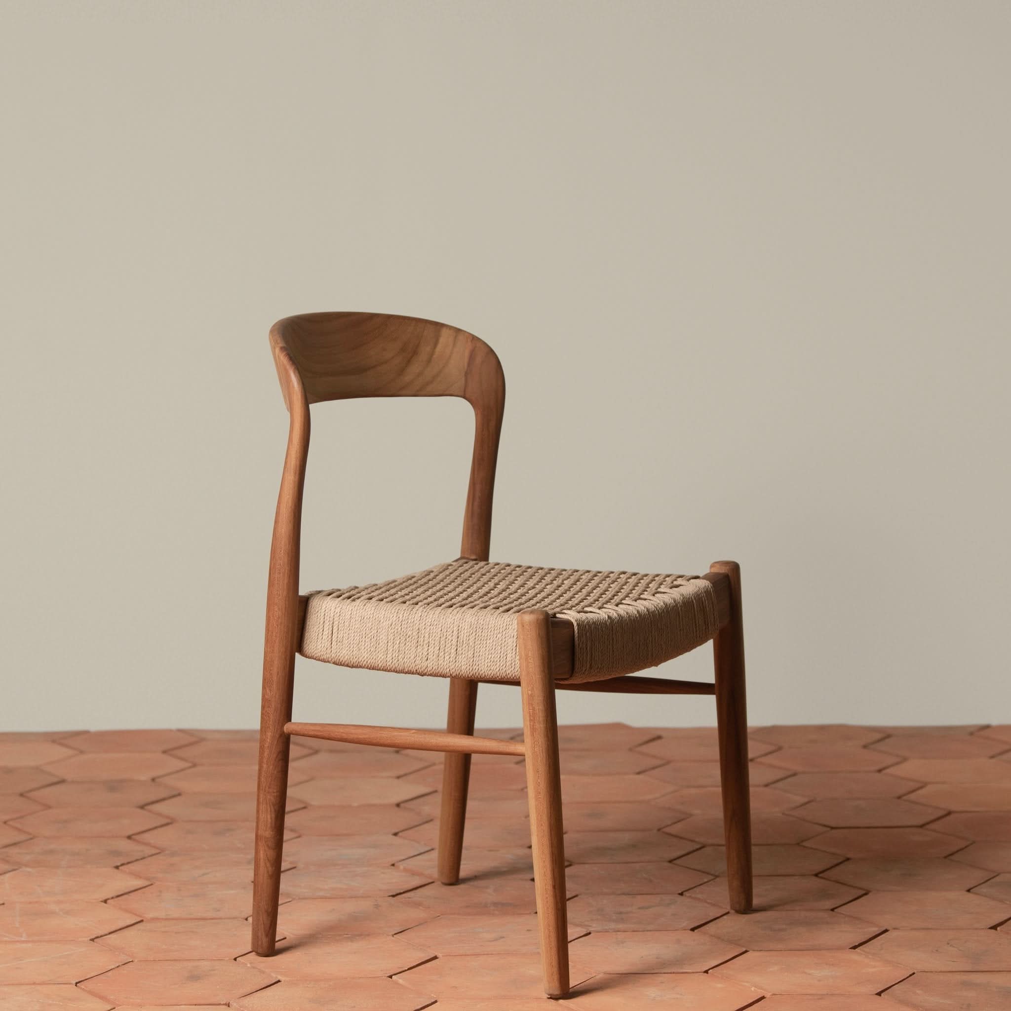 Chaise d'appoint - Disponible en plusieurs finitions, ses lignes sculpturales, son dossier incurvé et son assise généreusement tissée à la main équilibrent forme et texture...