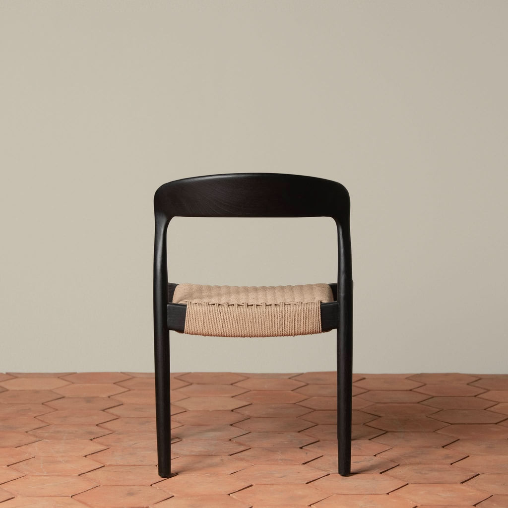 Chaise d'appoint - Disponible en plusieurs finitions, ses lignes sculpturales, son dossier incurvé et son assise généreusement tissée à la main équilibrent forme et texture...