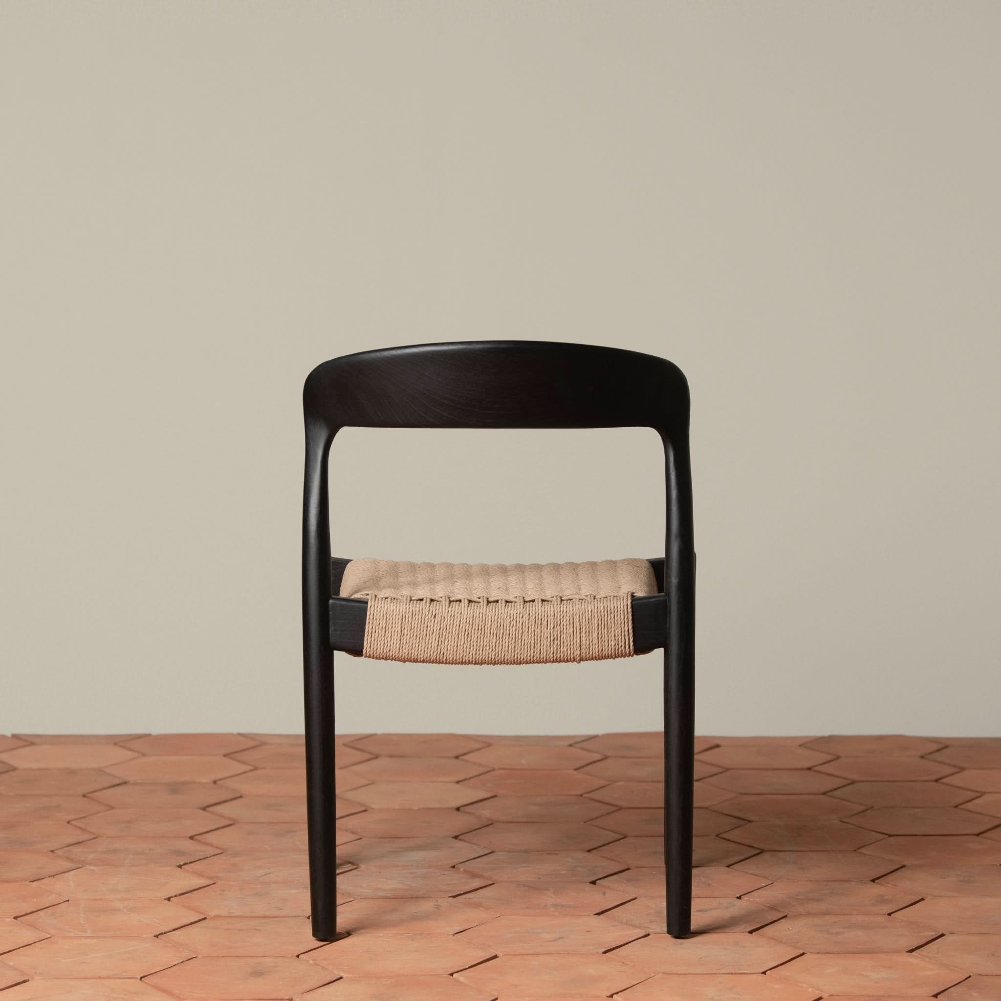 Chaise d'appoint - Disponible en plusieurs finitions, ses lignes sculpturales, son dossier incurvé et son assise généreusement tissée à la main équilibrent forme et texture...