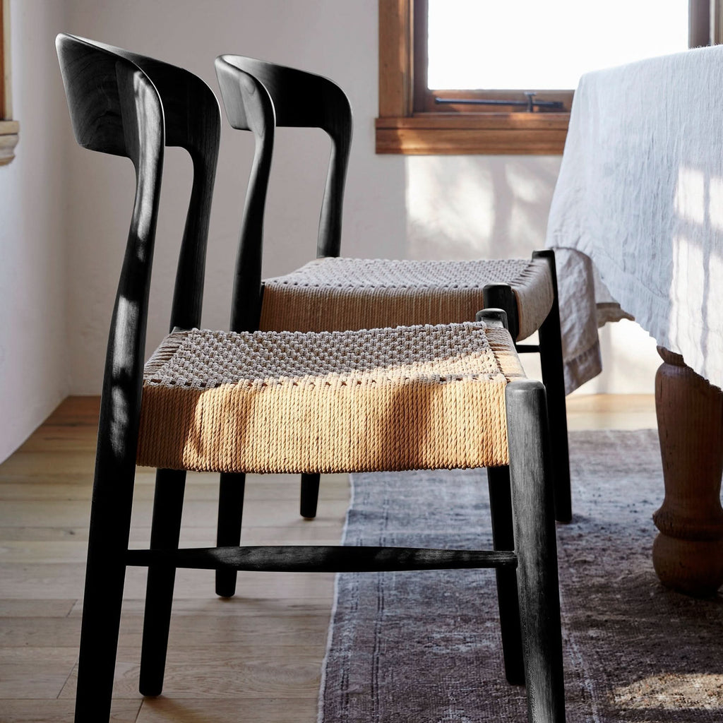 Chaise d'appoint - Disponible en plusieurs finitions, ses lignes sculpturales, son dossier incurvé et son assise généreusement tissée à la main équilibrent forme et texture...