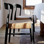 Chaise d'appoint - Disponible en plusieurs finitions, ses lignes sculpturales, son dossier incurvé et son assise généreusement tissée à la main équilibrent forme et texture...