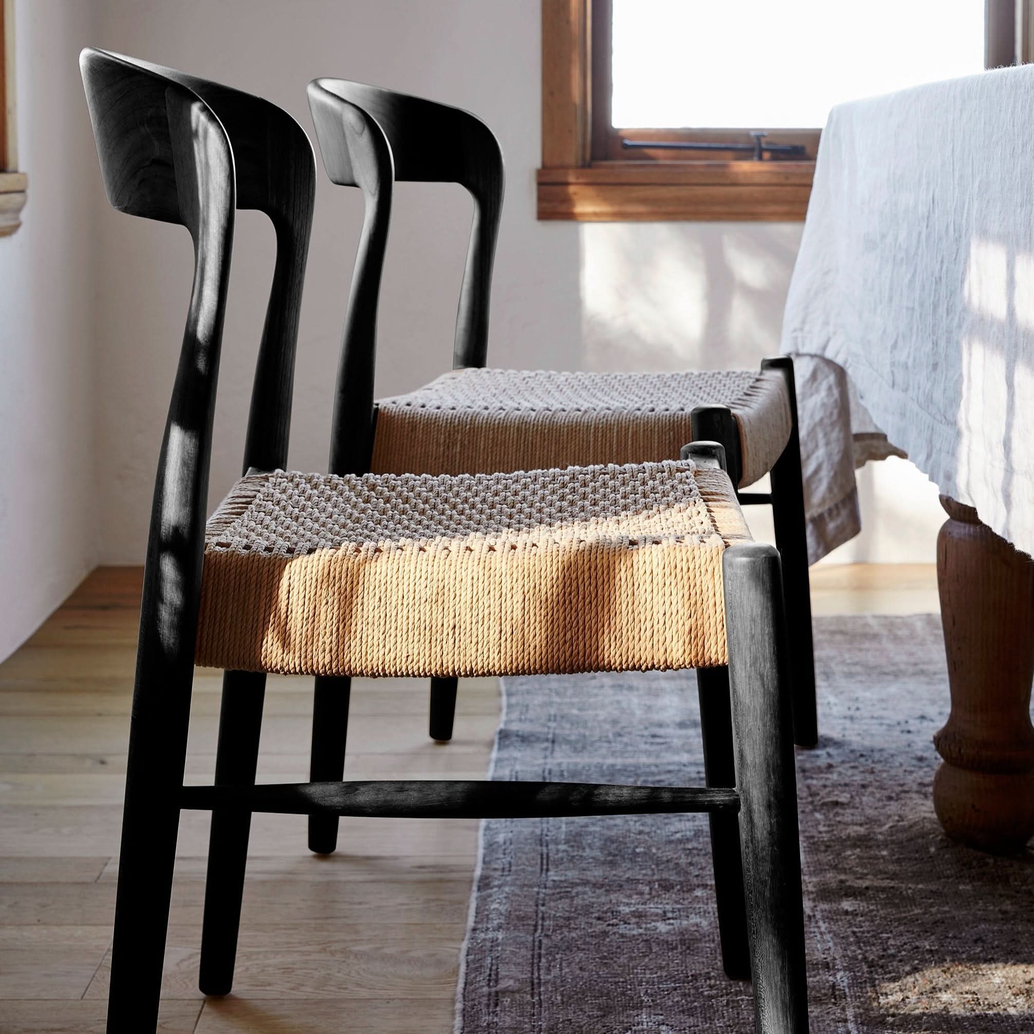 Chaise d'appoint - Disponible en plusieurs finitions, ses lignes sculpturales, son dossier incurvé et son assise généreusement tissée à la main équilibrent forme et texture...