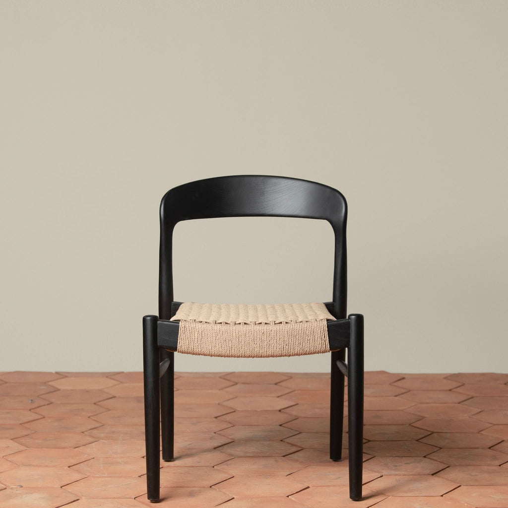 Chaise d'appoint - Disponible en plusieurs finitions, ses lignes sculpturales, son dossier incurvé et son assise généreusement tissée à la main équilibrent forme et texture...