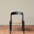 Chaise d'appoint - Disponible en plusieurs finitions, ses lignes sculpturales, son dossier incurvé et son assise généreusement tissée à la main équilibrent forme et texture...