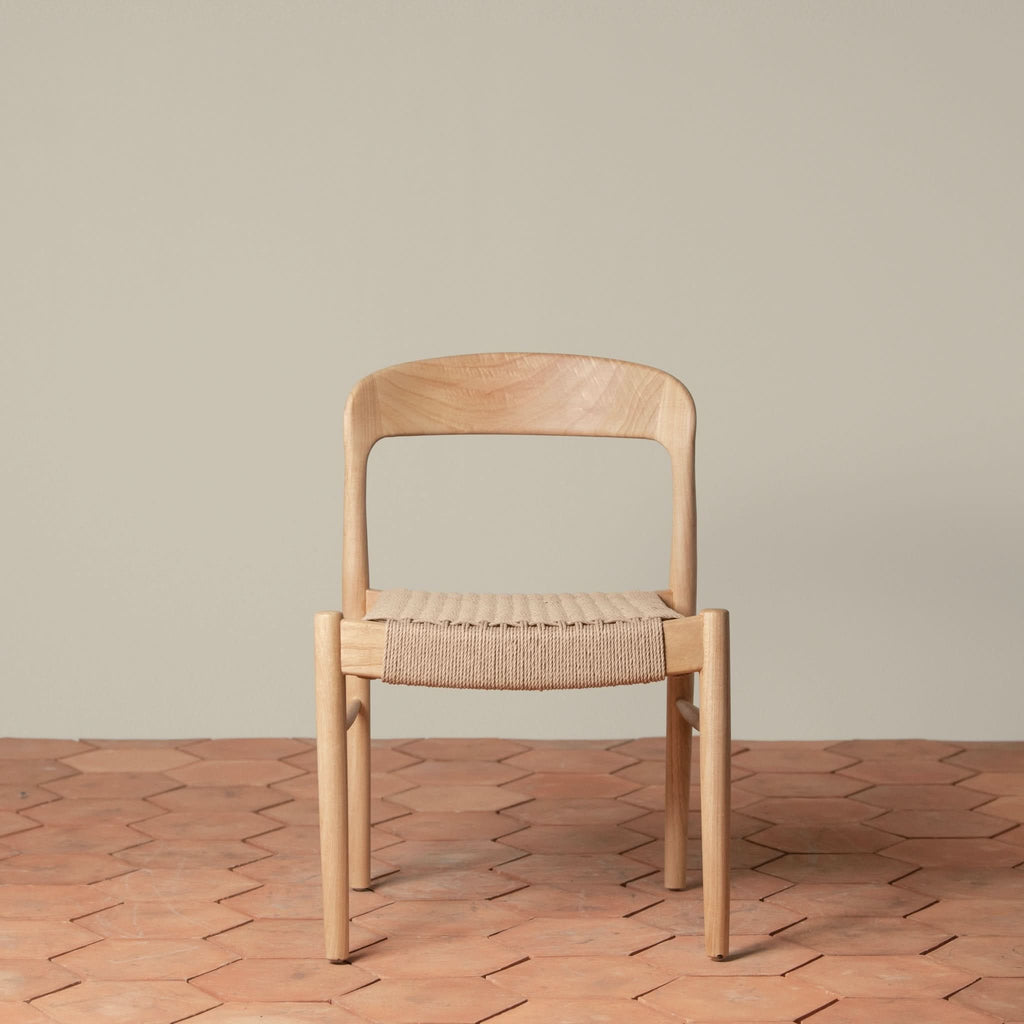 Chaise d'appoint - Disponible en plusieurs finitions, ses lignes sculpturales, son dossier incurvé et son assise généreusement tissée à la main équilibrent forme et texture...