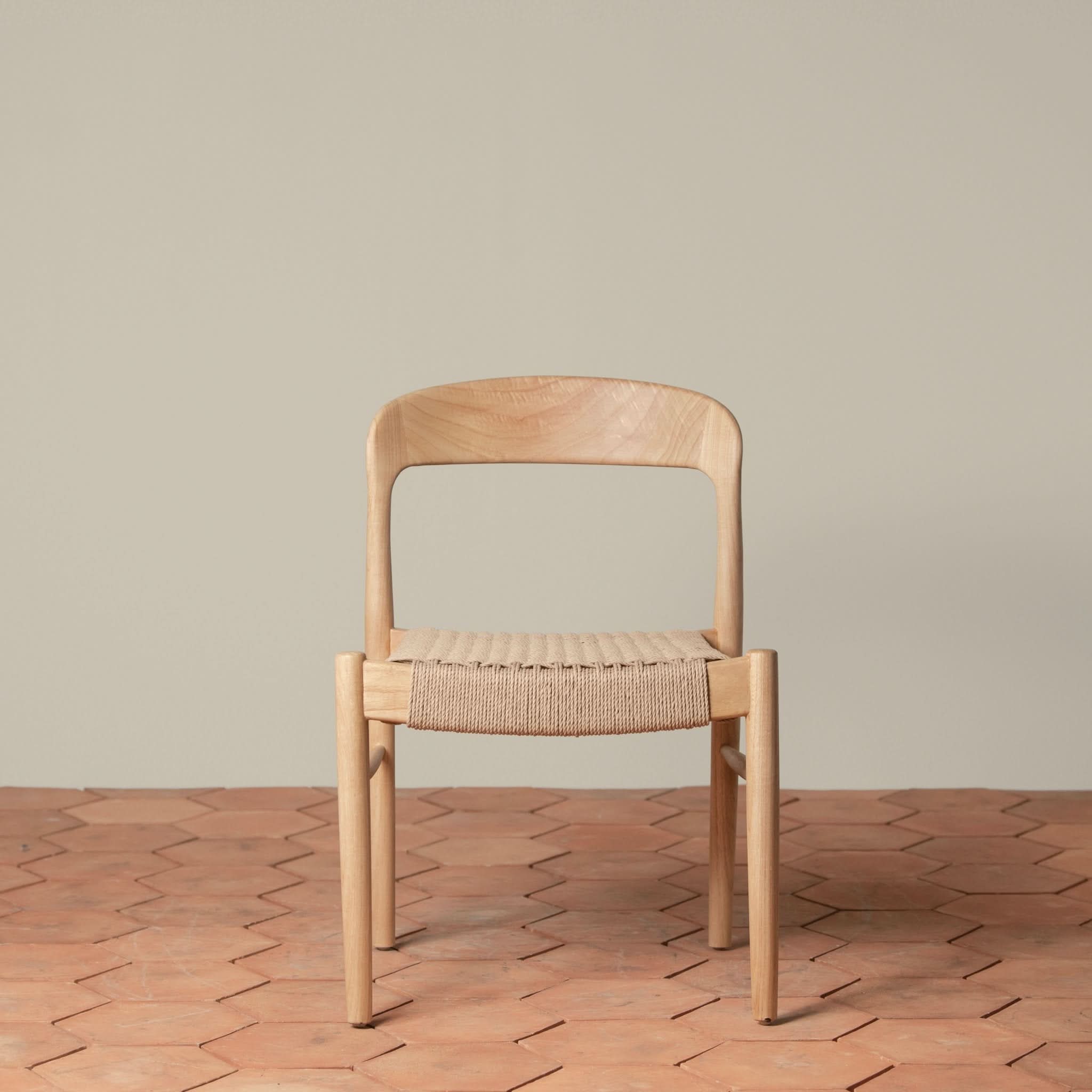 Chaise d'appoint - Disponible en plusieurs finitions, ses lignes sculpturales, son dossier incurvé et son assise généreusement tissée à la main équilibrent forme et texture...